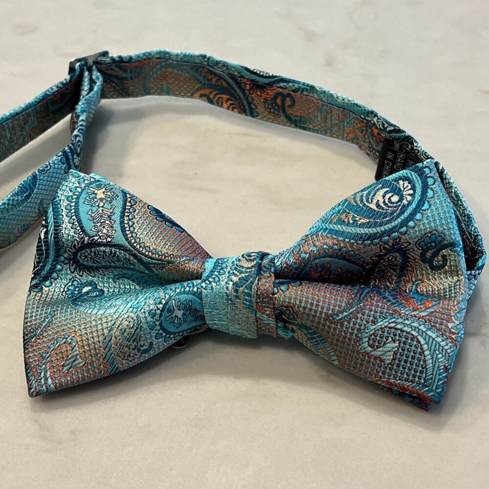 Stacy Adams Mens Teal Blue Copper Paisley Microfiber Pre-Tied Adjustable Bow Tie